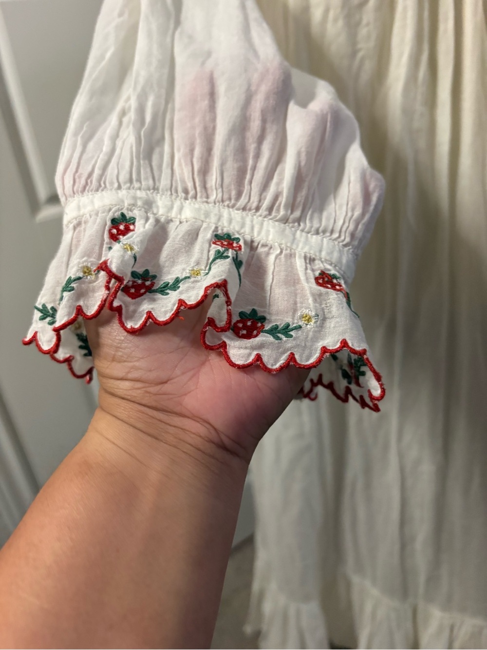 Doen Chateau Strawberry Embroidered Nightgown Size Small Very Rare - Picture 4 of 16